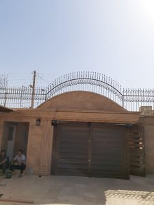 حفاظ روی دیوار در صومعهسرا
